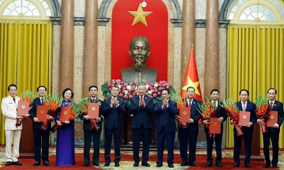 Tổng Bí thư, Chủ tịch nước trao quyết định bổ nhiệm các thành viên Chính phủ Tổng Bí thư, Chủ tịch nước trao quyết định bổ nhiệm các thành viên Chính phủ
