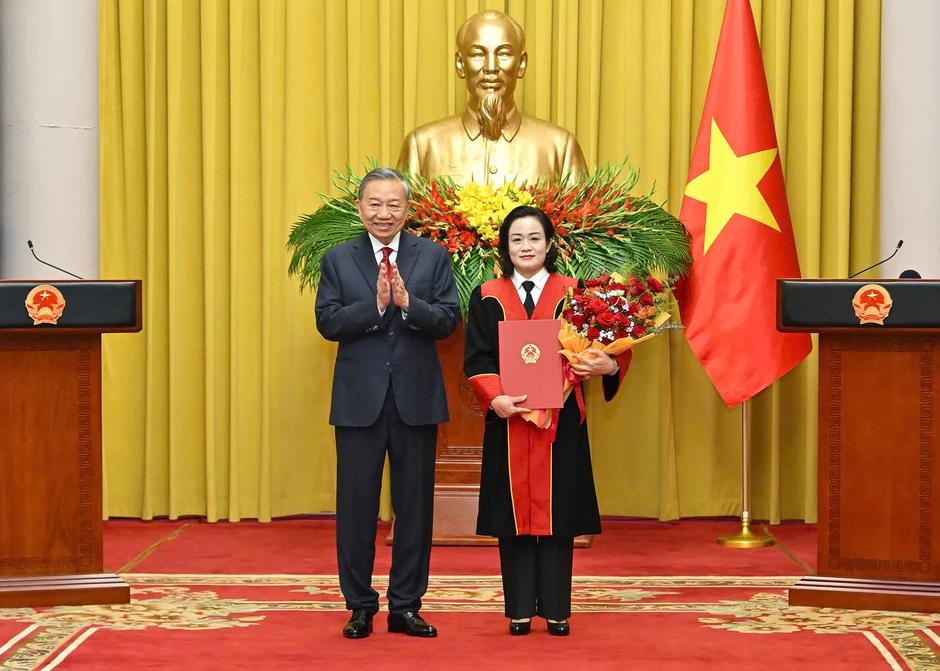 Tổng Bí thư, Chủ tịch nước trao quyết định bổ nhiệm Thẩm phán TAND tối cao Tổng Bí thư, Chủ tịch nước trao quyết định bổ nhiệm Thẩm phán TAND tối cao