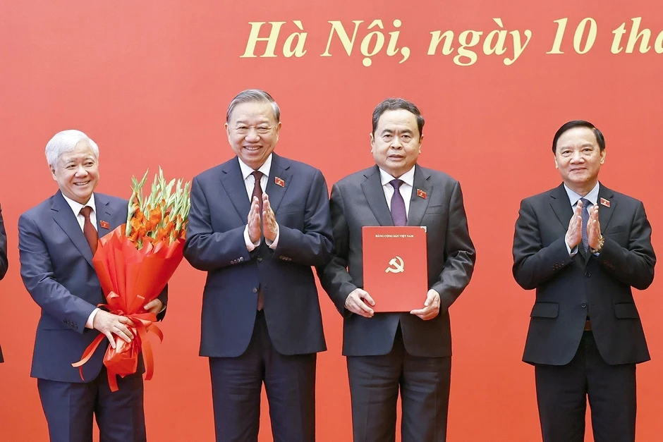 Tổng Bí thư, Chủ tịch nước trao quyết định chỉ định nhân sự Đảng ủy Quốc hội nhiệm kỳ mới Tổng Bí thư, Chủ tịch nước trao quyết định chỉ định nhân sự Đảng ủy Quốc hội nhiệm kỳ mới