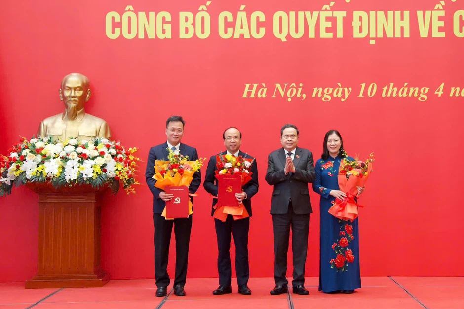 Tổng Bí thư, Chủ tịch nước trao quyết định chỉ định nhân sự Đảng ủy Quốc hội nhiệm kỳ mới Tổng Bí thư, Chủ tịch nước trao quyết định chỉ định nhân sự Đảng ủy Quốc hội nhiệm kỳ mới