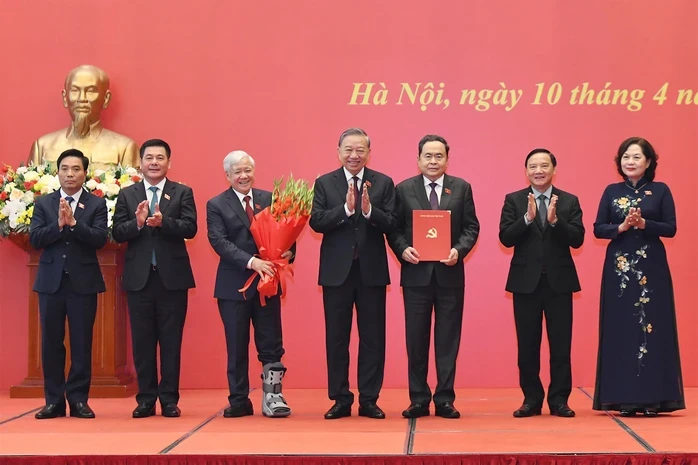 Tổng Bí thư, Chủ tịch nước trao Quyết định của Bộ Chính trị chỉ định Đảng ủy Quốc hội Tổng Bí thư, Chủ tịch nước trao Quyết định của Bộ Chính trị chỉ định Đảng ủy Quốc hội