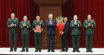 Tổng Bí thư, Chủ tịch nước trao quyết định của Bộ Chính trị về công tác cán bộ