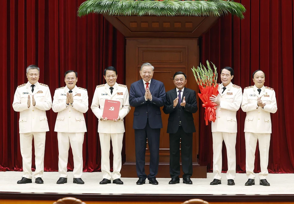 Tổng Bí thư, Chủ tịch nước trao quyết định của Bộ Chính trị về công tác cán bộ Tổng Bí thư, Chủ tịch nước trao quyết định của Bộ Chính trị về công tác cán bộ