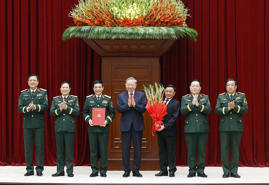 Tổng Bí thư, Chủ tịch nước trao quyết định của Bộ Chính trị về công tác cán bộ Tổng Bí thư, Chủ tịch nước trao quyết định của Bộ Chính trị về công tác cán bộ