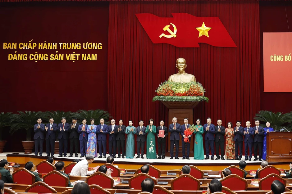 Tổng Bí thư, Chủ tịch nước trao quyết định của Bộ Chính trị về công tác cán bộ Tổng Bí thư, Chủ tịch nước trao quyết định của Bộ Chính trị về công tác cán bộ