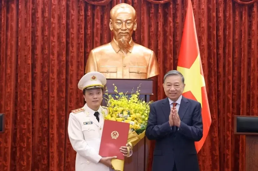 Tổng Bí thư, Chủ tịch nước trao quyết định thăng cấp bậc hàm Thượng tướng cho đồng chí Đặng Hồng Đức Tổng Bí thư, Chủ tịch nước trao quyết định thăng cấp bậc hàm Thượng tướng cho đồng chí Đặng Hồng Đức