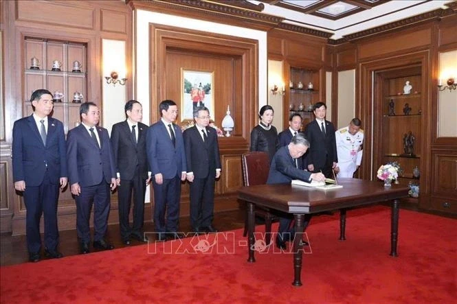 Tổng Bí thư, Chủ tịch nước và Phu nhân gặp Nhà Vua Thái Lan và Hoàng hậu