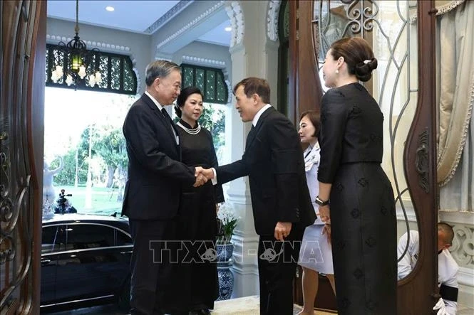 Tổng Bí thư, Chủ tịch nước và Phu nhân gặp Nhà Vua Thái Lan và Hoàng hậu
