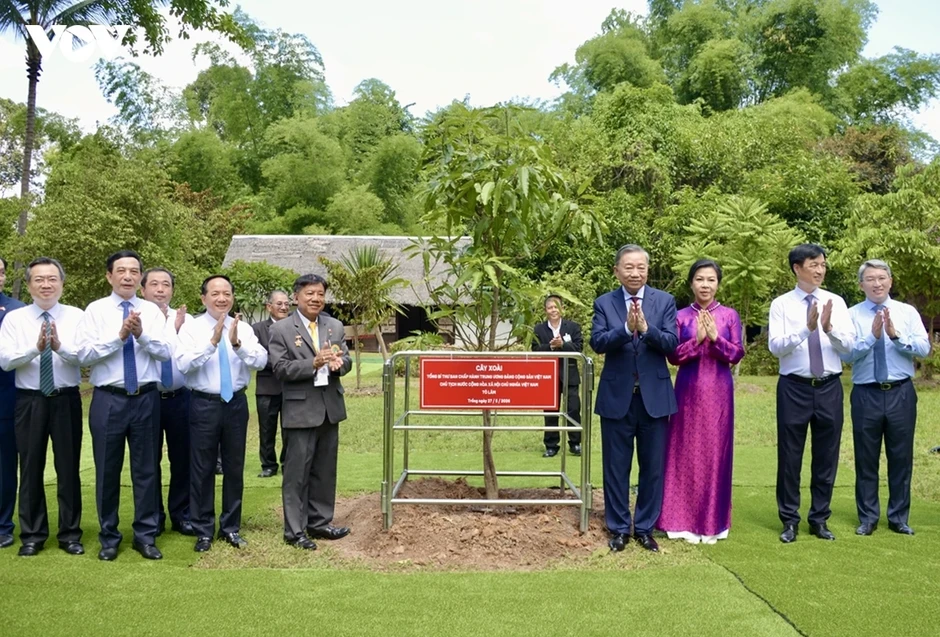 Tổng Bí thư, Chủ tịch nước và Phu nhân thăm Khu di tích Chủ tịch Hồ Chí Minh ở Udon Thani