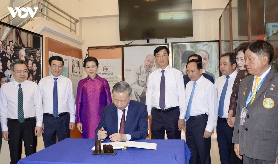 Tổng Bí thư, Chủ tịch nước và Phu nhân thăm Khu di tích Chủ tịch Hồ Chí Minh ở Udon Thani
