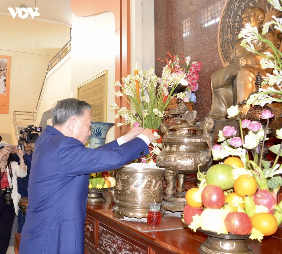 Tổng Bí thư, Chủ tịch nước và Phu nhân thăm Khu di tích Chủ tịch Hồ Chí Minh ở Udon Thani