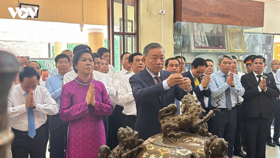 Tổng Bí thư, Chủ tịch nước và Phu nhân thăm Khu di tích Chủ tịch Hồ Chí Minh ở Udon Thani