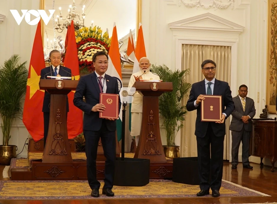 Tổng Bí thư, Chủ tịch nước và Thủ tướng Ấn Độ chứng kiến lễ trao văn kiện hợp tác Tổng Bí thư, Chủ tịch nước và Thủ tướng Ấn Độ chứng kiến lễ trao văn kiện hợp tác