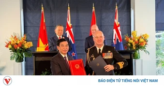 Tổng Bí thư, Chủ tịch nước và Thủ tướng New Zealand gặp gỡ báo chí, chứng kiến trao văn kiện hợp tác
