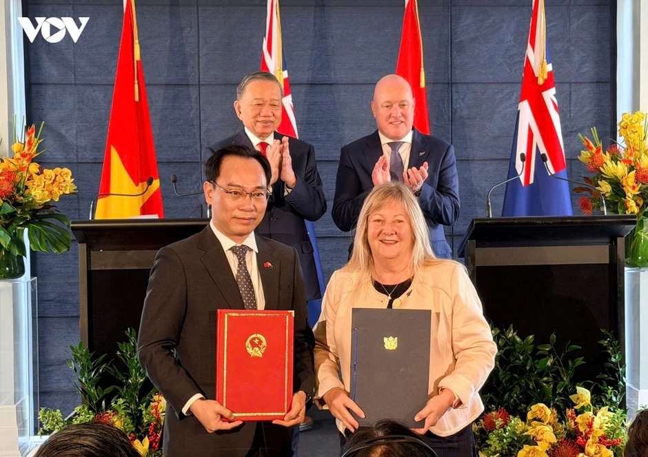 Tổng Bí thư, Chủ tịch nước và Thủ tướng New Zealand gặp gỡ báo chí, chứng kiến trao văn kiện hợp tác Tổng Bí thư, Chủ tịch nước và Thủ tướng New Zealand gặp gỡ báo chí, chứng kiến trao văn kiện hợp tác