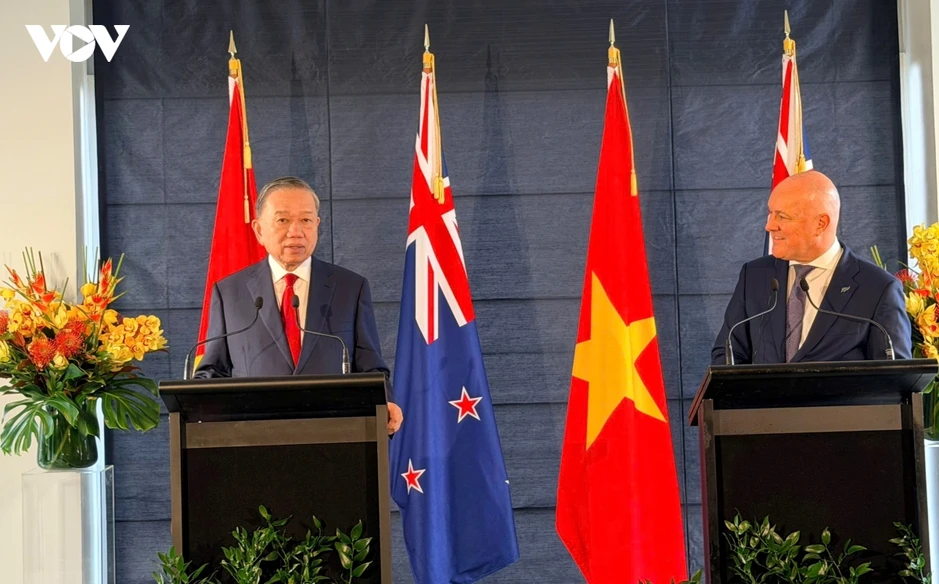 Tổng Bí thư, Chủ tịch nước và Thủ tướng New Zealand gặp gỡ báo chí, chứng kiến trao văn kiện hợp tác Tổng Bí thư, Chủ tịch nước và Thủ tướng New Zealand gặp gỡ báo chí, chứng kiến trao văn kiện hợp tác