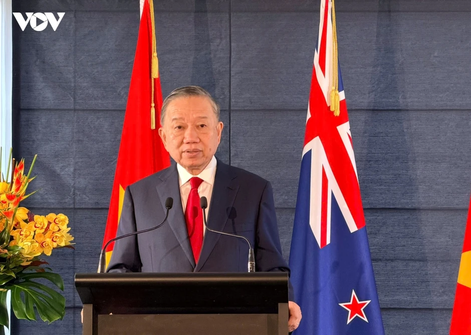 Tổng Bí thư, Chủ tịch nước và Thủ tướng New Zealand gặp gỡ báo chí, chứng kiến trao văn kiện hợp tác Tổng Bí thư, Chủ tịch nước và Thủ tướng New Zealand gặp gỡ báo chí, chứng kiến trao văn kiện hợp tác