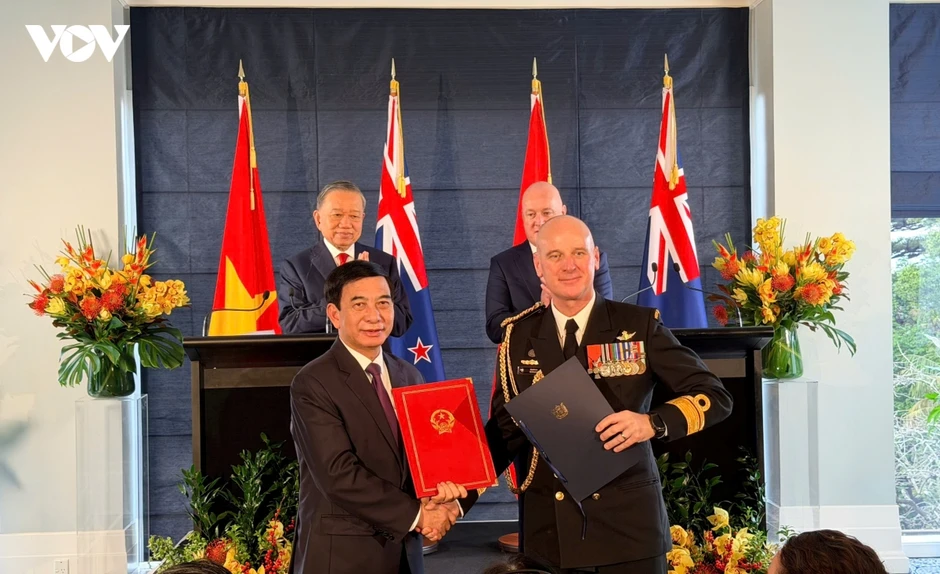 Tổng Bí thư, Chủ tịch nước và Thủ tướng New Zealand gặp gỡ báo chí, chứng kiến trao văn kiện hợp tác Tổng Bí thư, Chủ tịch nước và Thủ tướng New Zealand gặp gỡ báo chí, chứng kiến trao văn kiện hợp tác