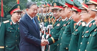 Tổng Bí thư: Đầu tư nguồn lực, nghiên cứu, chế tạo các loại vũ khí, trang bị kỹ thuật hiện đại