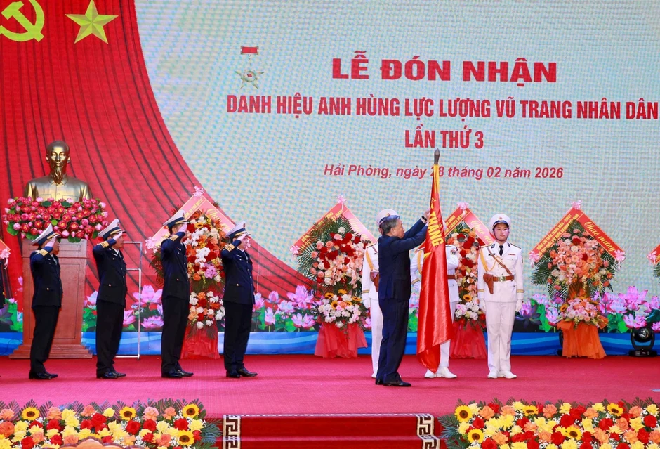 Tổng Bí thư: Hải quân là điểm tựa vững chắc cho ngư dân vươn khơi bám biển Tổng Bí thư: Hải quân là điểm tựa vững chắc cho ngư dân vươn khơi bám biển