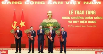 Tổng Bí thư Tô Lâm trao Huân chương Quân công và Huy hiệu Đảng tặng các lãnh đạo, nguyên lãnh đạo