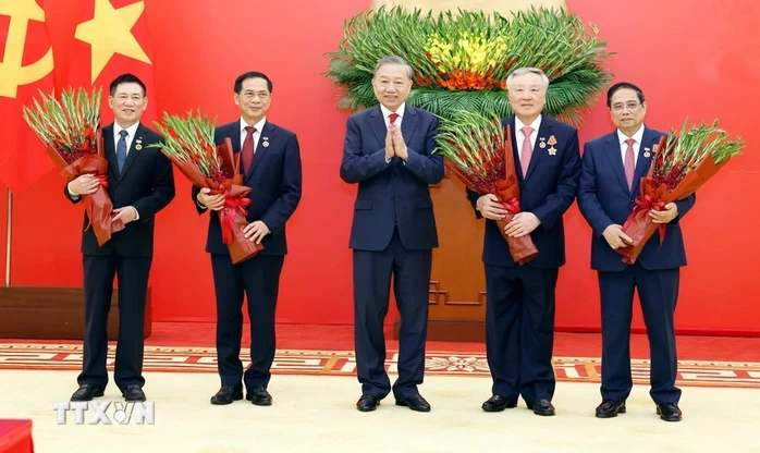 Tổng Bí thư Tô Lâm trao Huân chương Quân công và Huy hiệu Đảng tặng các lãnh đạo, nguyên lãnh đạo Tổng Bí thư Tô Lâm trao Huân chương Quân công và Huy hiệu Đảng tặng các lãnh đạo, nguyên lãnh đạo