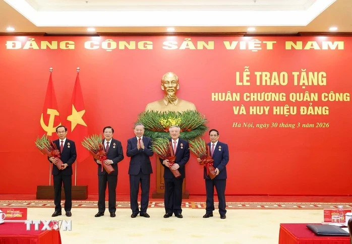 Tổng Bí thư Tô Lâm trao Huân chương Quân công và Huy hiệu Đảng tặng các lãnh đạo, nguyên lãnh đạo Tổng Bí thư Tô Lâm trao Huân chương Quân công và Huy hiệu Đảng tặng các lãnh đạo, nguyên lãnh đạo