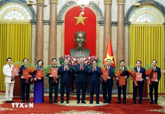 Tổng Bí thư Tô Lâm trao Quyết định bổ nhiệm thành viên Chính phủ nhiệm kỳ 2026 - 2031 Tổng Bí thư Tô Lâm trao Quyết định bổ nhiệm thành viên Chính phủ nhiệm kỳ 2026 - 2031