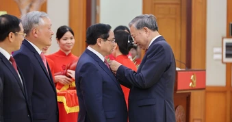 Tổng Bí thư trao Huân chương Quân công, huy hiệu Đảng tặng Thủ tướng Phạm Minh Chính và các lãnh đạo, nguyên lãnh đạo