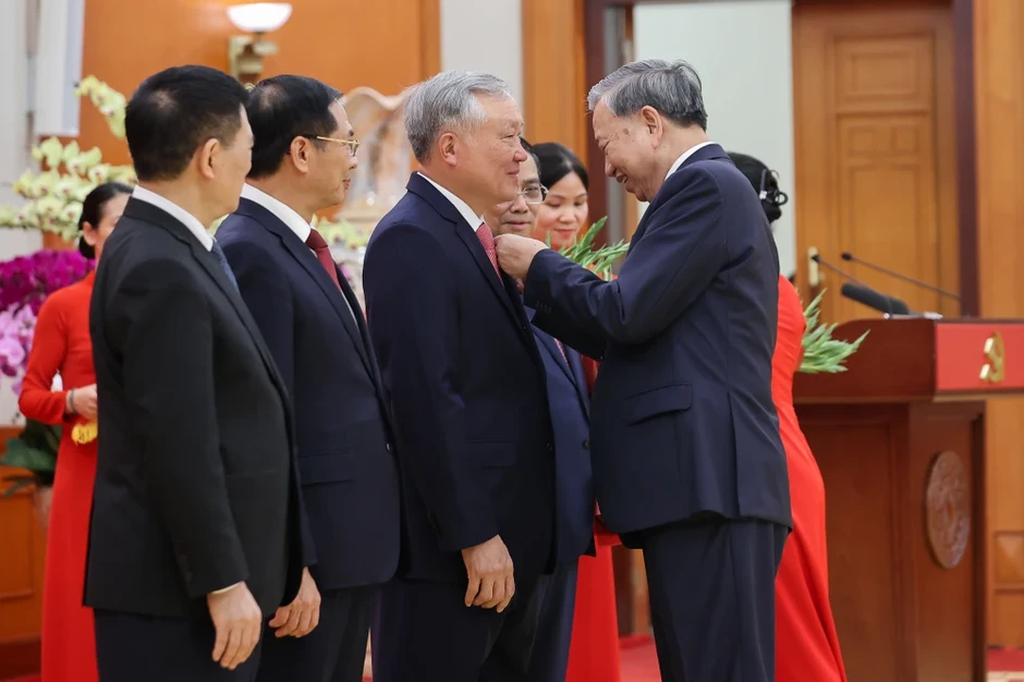Tổng Bí thư trao Huân chương Quân công, huy hiệu Đảng tặng Thủ tướng Phạm Minh Chính và các lãnh đạo, nguyên lãnh đạo