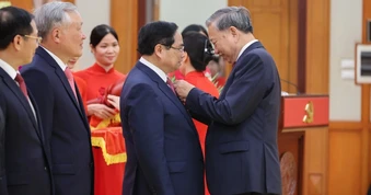 Tổng Bí thư trao Huân chương Quân công tặng các lãnh đạo, nguyên lãnh đạo