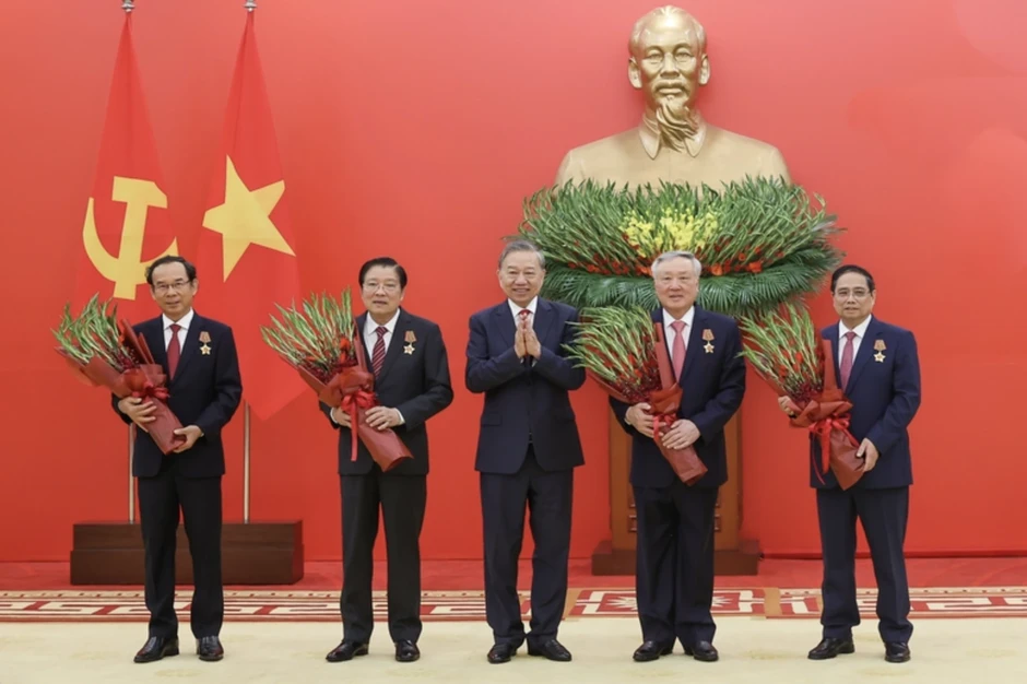 Tổng Bí thư trao Huân chương Quân công tặng các lãnh đạo, nguyên lãnh đạo Tổng Bí thư trao Huân chương Quân công tặng các lãnh đạo, nguyên lãnh đạo