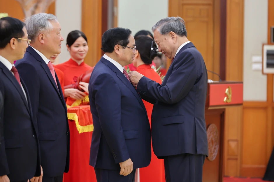 Tổng Bí thư trao Huân chương Quân công tặng các lãnh đạo, nguyên lãnh đạo Tổng Bí thư trao Huân chương Quân công tặng các lãnh đạo, nguyên lãnh đạo