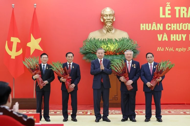 Tổng Bí thư trao Huân chương Quân công và Huy hiệu Đảng tặng các đồng chí lãnh đạo, nguyên lãnh đạo Tổng Bí thư trao Huân chương Quân công và Huy hiệu Đảng tặng các đồng chí lãnh đạo, nguyên lãnh đạo