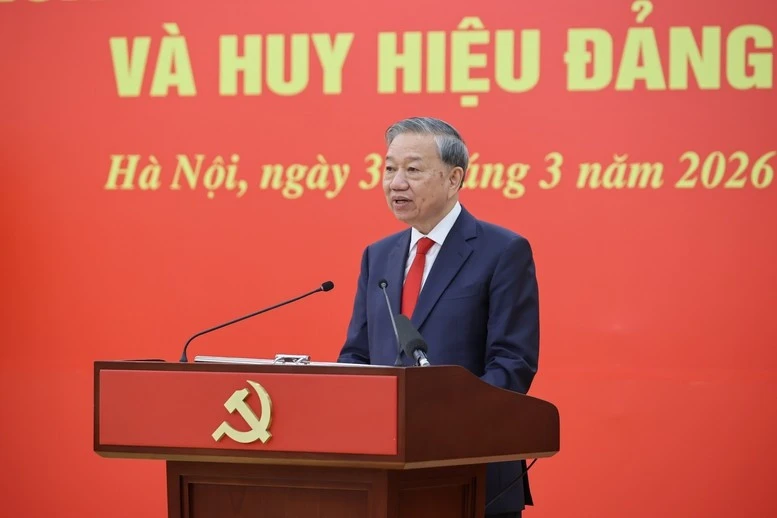 Tổng Bí thư trao Huân chương Quân công và Huy hiệu Đảng tặng các đồng chí lãnh đạo, nguyên lãnh đạo Tổng Bí thư trao Huân chương Quân công và Huy hiệu Đảng tặng các đồng chí lãnh đạo, nguyên lãnh đạo