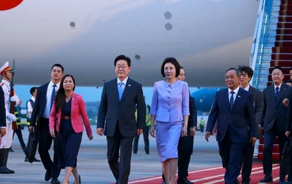 Tổng thống Hàn Quốc Lee Jae Myung và Phu nhân đến Hà Nội, bắt đầu thăm cấp Nhà nước Việt Nam