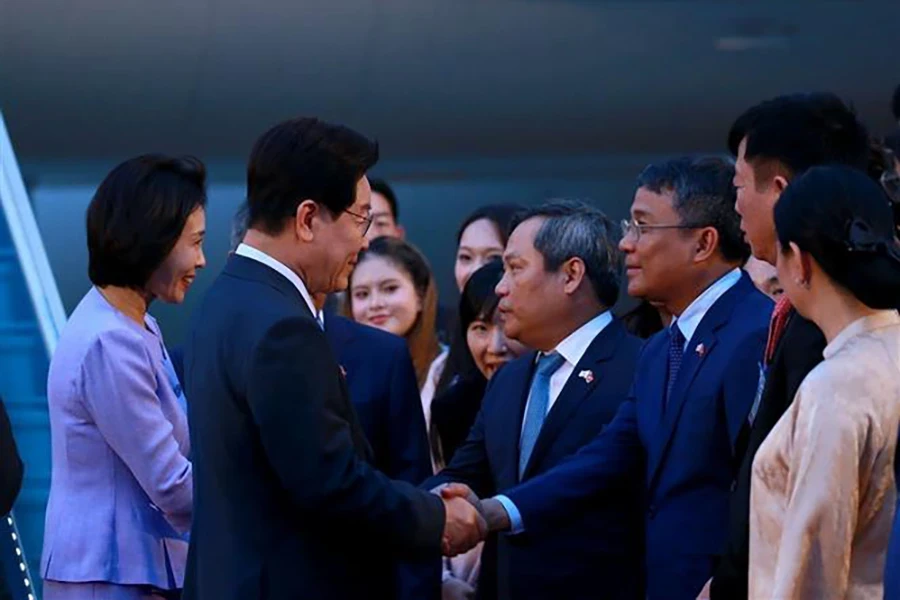 Tổng thống Hàn Quốc Lee Jae Myung và Phu nhân đến Hà Nội, bắt đầu thăm cấp Nhà nước Việt Nam Tổng thống Hàn Quốc Lee Jae Myung và Phu nhân đến Hà Nội, bắt đầu thăm cấp Nhà nước Việt Nam
