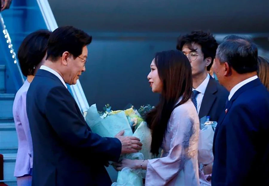 Tổng thống Hàn Quốc Lee Jae Myung và Phu nhân đến Hà Nội, bắt đầu thăm cấp Nhà nước Việt Nam Tổng thống Hàn Quốc Lee Jae Myung và Phu nhân đến Hà Nội, bắt đầu thăm cấp Nhà nước Việt Nam