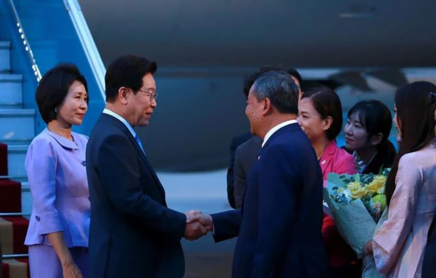 Tổng thống Hàn Quốc Lee Jae Myung và Phu nhân đến Hà Nội, bắt đầu thăm cấp Nhà nước Việt Nam Tổng thống Hàn Quốc Lee Jae Myung và Phu nhân đến Hà Nội, bắt đầu thăm cấp Nhà nước Việt Nam