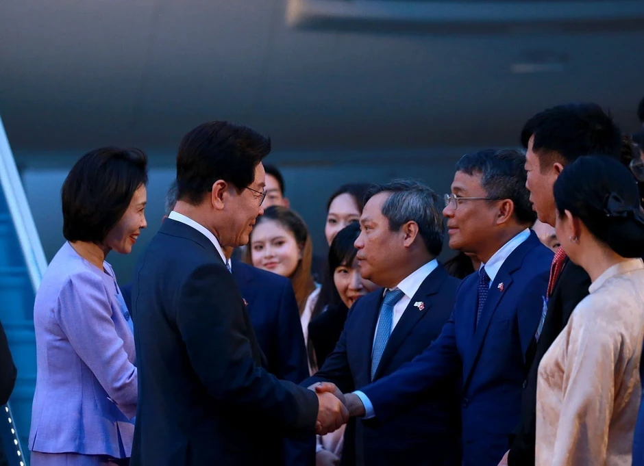 Tổng thống Hàn Quốc Lee Jae Myung và Phu nhân đến Hà Nội Tổng thống Hàn Quốc Lee Jae Myung và Phu nhân đến Hà Nội