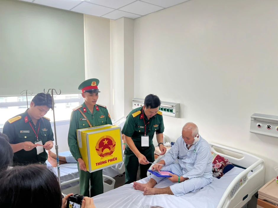 TP Hồ Chí Minh: Bệnh nhân thực hiện quyền bầu cử ngay tại bệnh viện TP Hồ Chí Minh: Bệnh nhân thực hiện quyền bầu cử ngay tại bệnh viện
