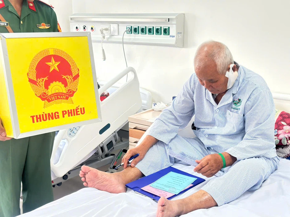 TP Hồ Chí Minh: Bệnh nhân thực hiện quyền bầu cử ngay tại bệnh viện TP Hồ Chí Minh: Bệnh nhân thực hiện quyền bầu cử ngay tại bệnh viện