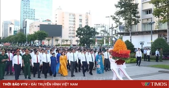 TP Hồ Chí Minh: Dâng hoa tưởng nhớ Chủ tịch Hồ Chí Minh nhân kỷ niệm 50 năm Thành phố mang tên Bác