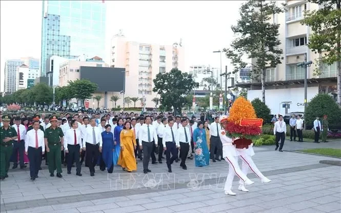 TP Hồ Chí Minh: Dâng hoa tưởng nhớ Chủ tịch Hồ Chí Minh nhân kỷ niệm 50 năm Thành phố mang tên Bác TP Hồ Chí Minh: Dâng hoa tưởng nhớ Chủ tịch Hồ Chí Minh nhân kỷ niệm 50 năm Thành phố mang tên Bác