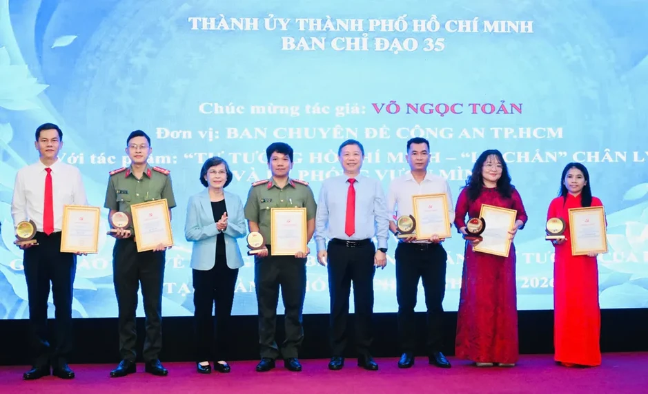 TPHCM: 25 tác phẩm được trao Giải Báo chí về công tác bảo vệ nền tảng tư tưởng của Đảng TPHCM: 25 tác phẩm được trao Giải Báo chí về công tác bảo vệ nền tảng tư tưởng của Đảng