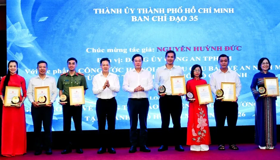 TPHCM: 25 tác phẩm được trao Giải Báo chí về công tác bảo vệ nền tảng tư tưởng của Đảng TPHCM: 25 tác phẩm được trao Giải Báo chí về công tác bảo vệ nền tảng tư tưởng của Đảng