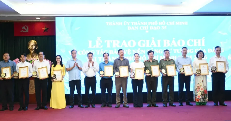 TPHCM: 25 tác phẩm được trao Giải Báo chí về công tác bảo vệ nền tảng tư tưởng của Đảng TPHCM: 25 tác phẩm được trao Giải Báo chí về công tác bảo vệ nền tảng tư tưởng của Đảng