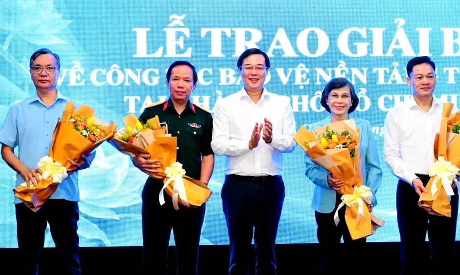 TPHCM: 25 tác phẩm được trao Giải Báo chí về công tác bảo vệ nền tảng tư tưởng của Đảng TPHCM: 25 tác phẩm được trao Giải Báo chí về công tác bảo vệ nền tảng tư tưởng của Đảng
