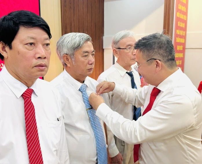 TPHCM: 31 đảng viên xã Bình Hưng nhận Huy hiệu Đảng TPHCM: 31 đảng viên xã Bình Hưng nhận Huy hiệu Đảng