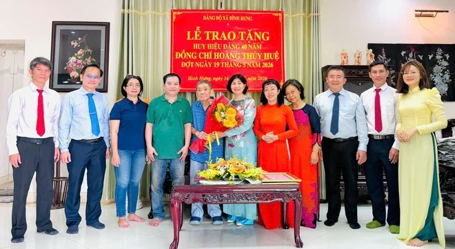 TPHCM: 31 đảng viên xã Bình Hưng nhận Huy hiệu Đảng TPHCM: 31 đảng viên xã Bình Hưng nhận Huy hiệu Đảng